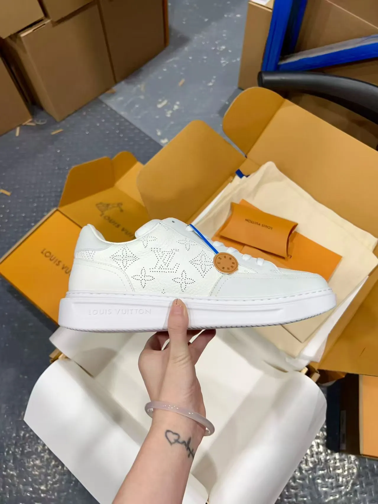 👟👟Ex-factory price 640👟👟 Vuitton Louis Vuitton Beⅴerly Hⅰll men's casual sports shoes white shoes —————————— Good looks and handsome feet, every color is huge and beautiful! A must-have item for fashionistas 🛍 Original custom-made embossed grained calfskin (not superfiber leather on the market, everyone needs to distinguish it!) symmetrical old pattern washed denim; all accessories and accessories are customized according to the original 1:1. Even the color matching of the shoelaces is customized 1:1. Original identical private model TPU outsole. Many clever little designs must have the original version to see that they are well done. The quality lies in the details! The original consistent chip tag can be directly entered into the LV official website 😏 Purchasing agent for ceiling level. Full set of Jingmei aircraft box packaging. Please look for our quality‼ ️ Please pay attention to distinguish the currency materials on the market! Code number: 37-45